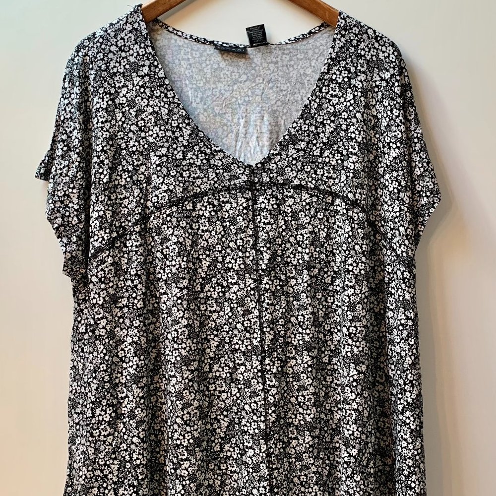 Tahari capped sleeve women's top.